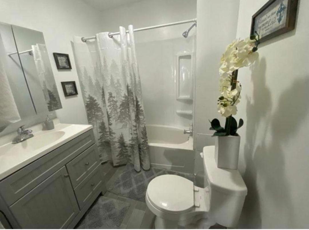 | Indianapolis Indiana 3 Minutes from downtown fully furnished Beautiful 3 bedroom