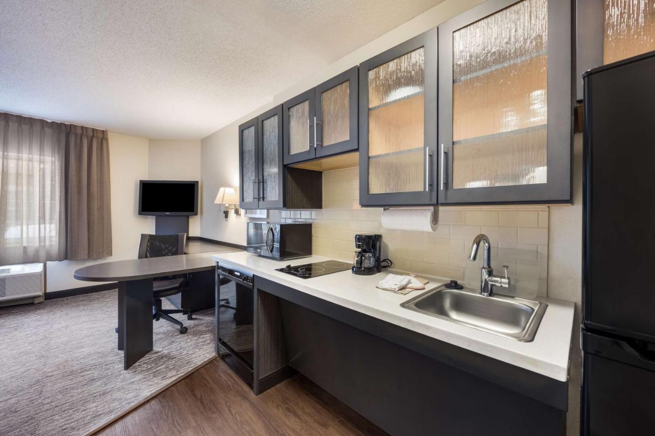 Studio Queen Suite with Bathtub - Mobility Accessible at Sonesta Simply Suites Charlotte University