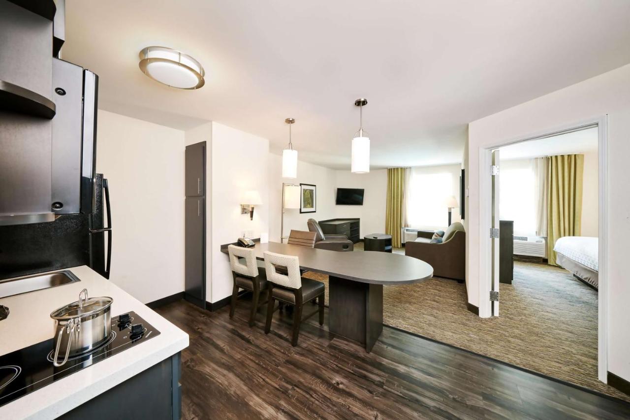 One-Bedroom Queen Suite at Sonesta Simply Suites Dallas Galleria