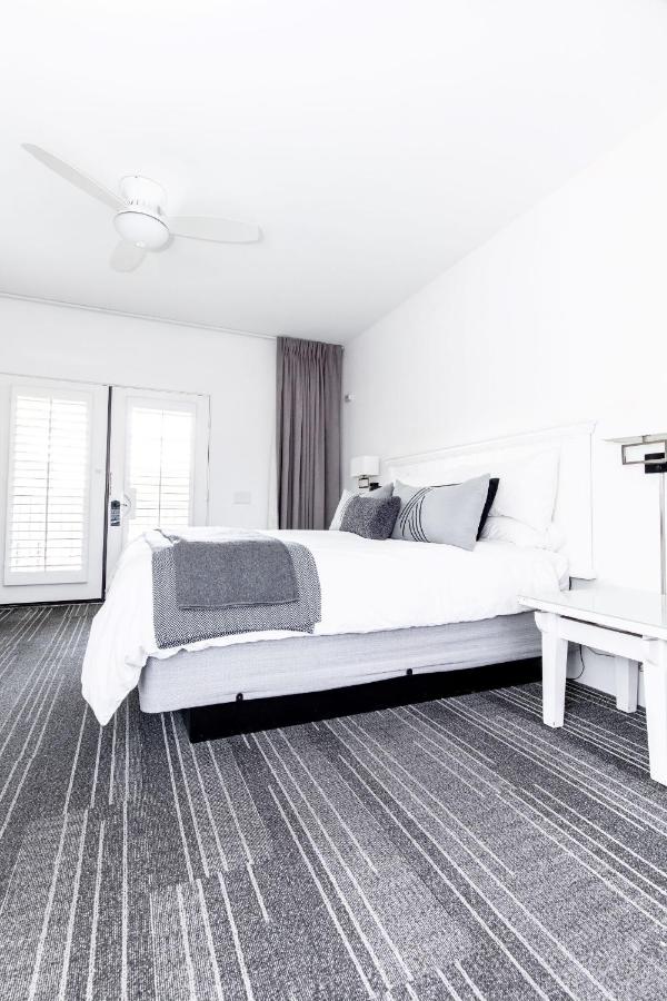 Deluxe King Room with Fireplace at Alcazar Palm Springs