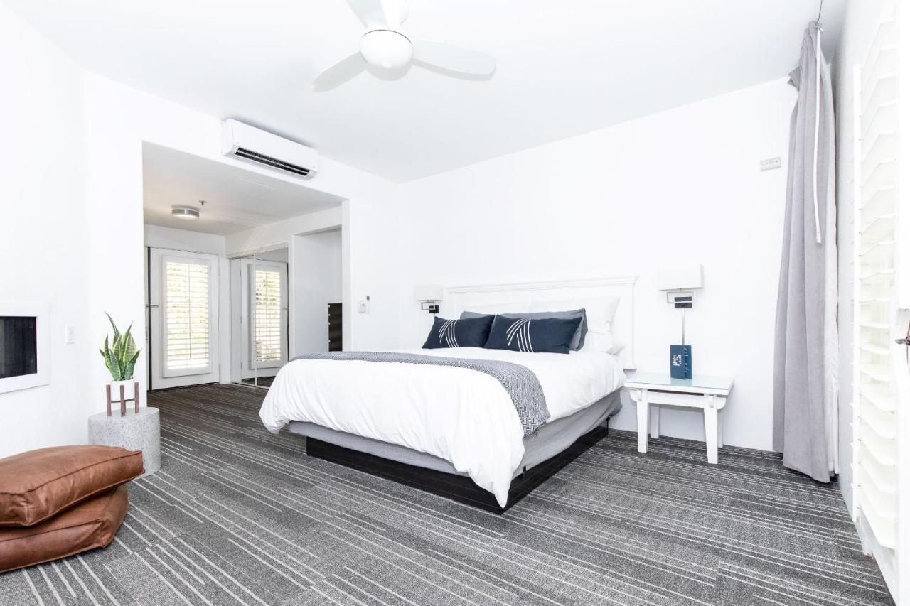 Deluxe King Room with Fireplace at Alcazar Palm Springs