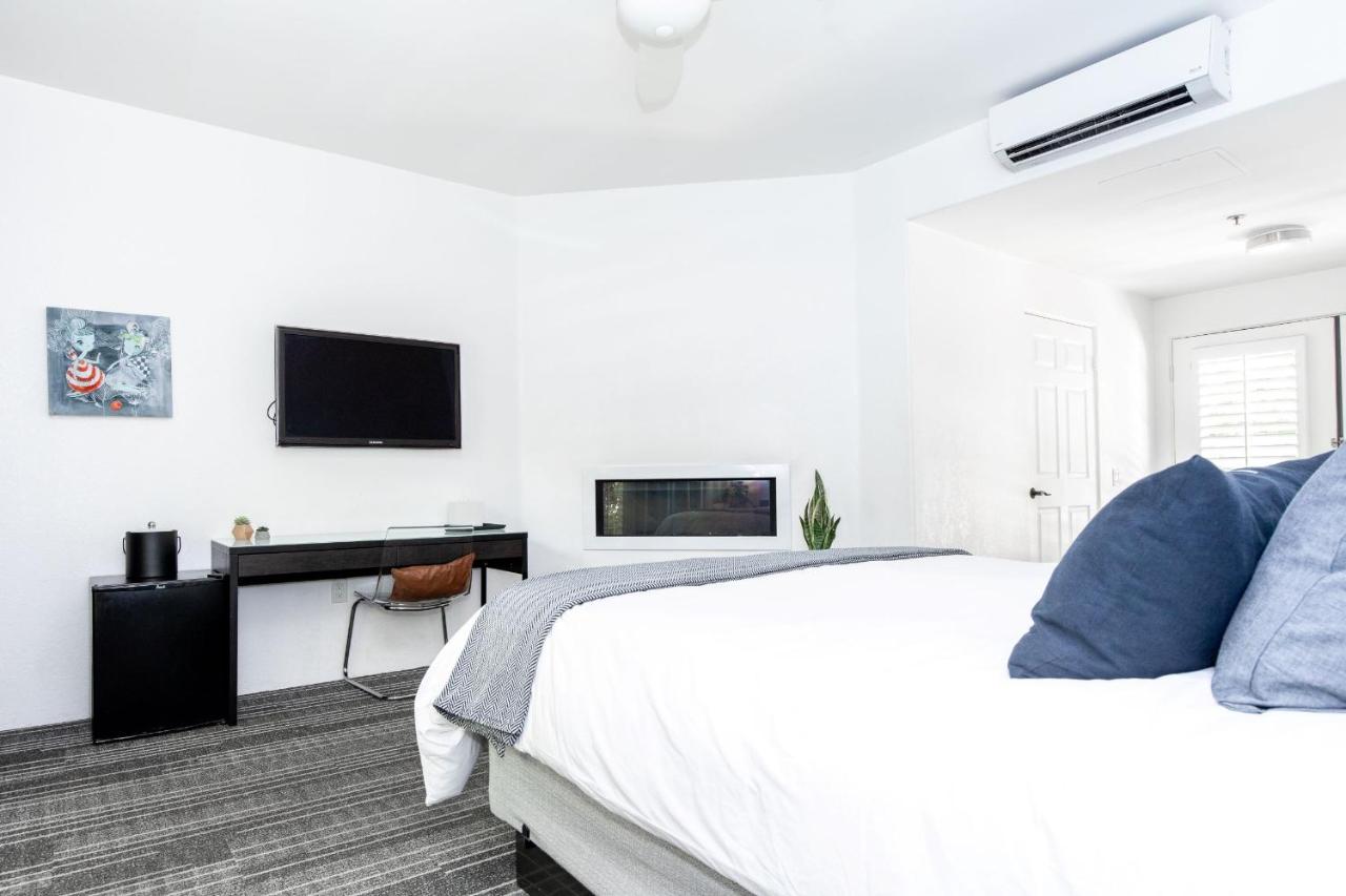 Deluxe King Room with Fireplace at Alcazar Palm Springs