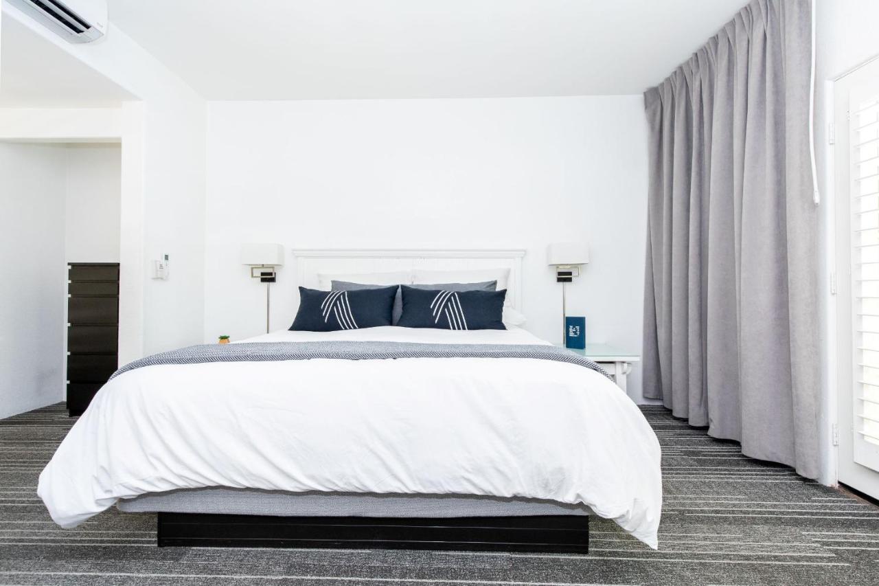 Deluxe King Room with Patio and Fireplace at Alcazar Palm Springs