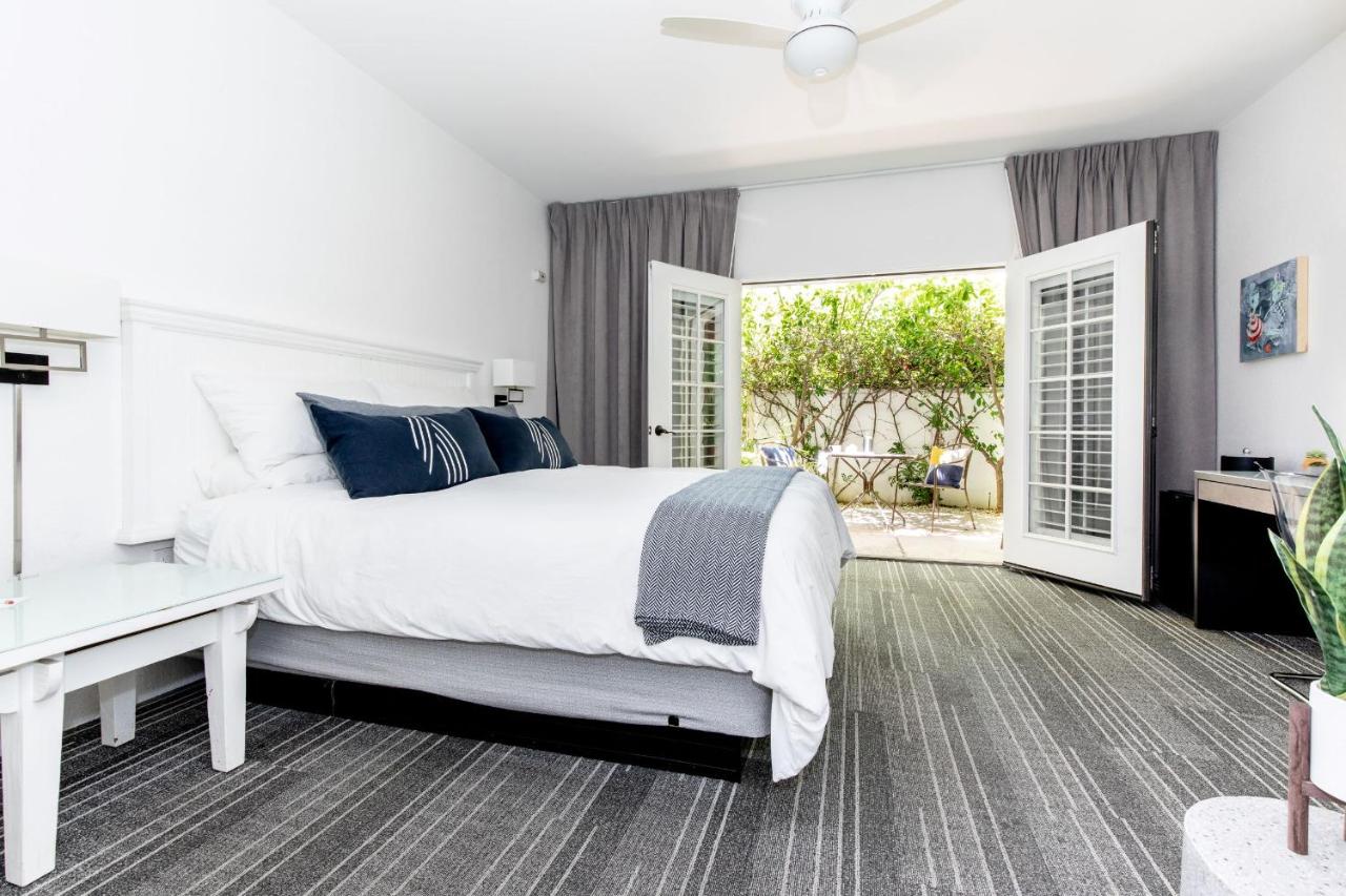Deluxe King Room with Patio and Fireplace at Alcazar Palm Springs