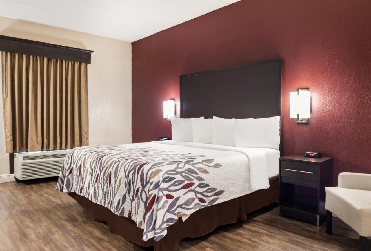 Superior King Room Disability Access Roll-In Shower Non-Smoking at Red Roof Inn Tupelo
