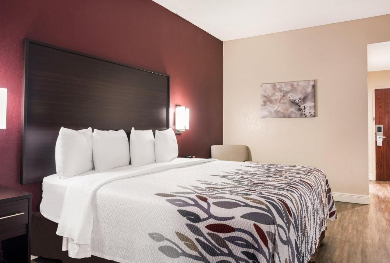 Superior King Room Disability Access Roll-In Shower Non-Smoking at Red Roof Inn Tupelo