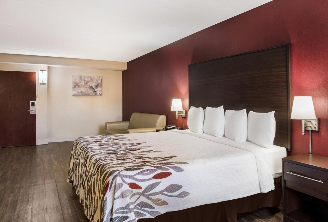 Superior King Room with Sofa Bed Disability Access Non-Smoking at Red Roof Inn Tupelo
