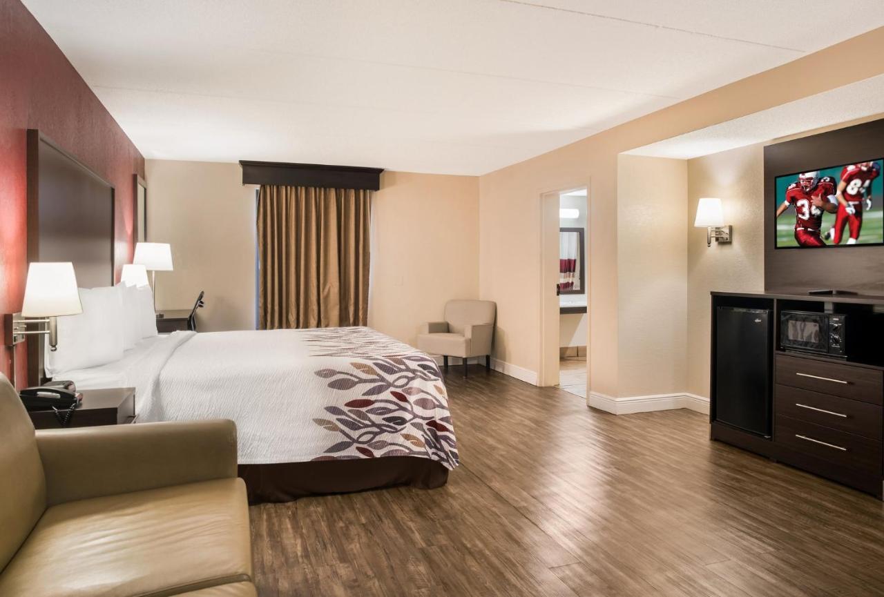 Superior King Room with Sofa Bed Disability Access Non-Smoking at Red Roof Inn Tupelo