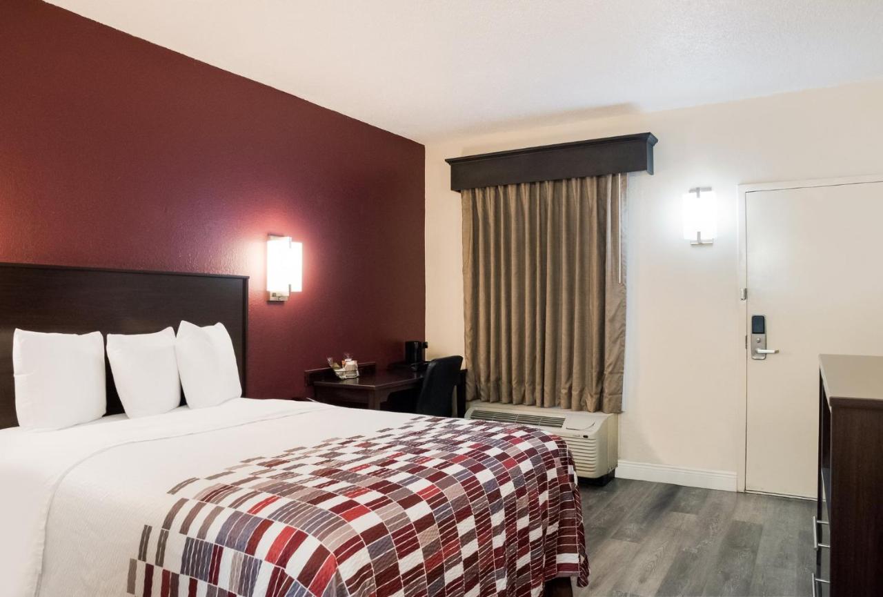 Deluxe Room with One Queen Bed Non-Smoking at Red Roof Inn Tupelo