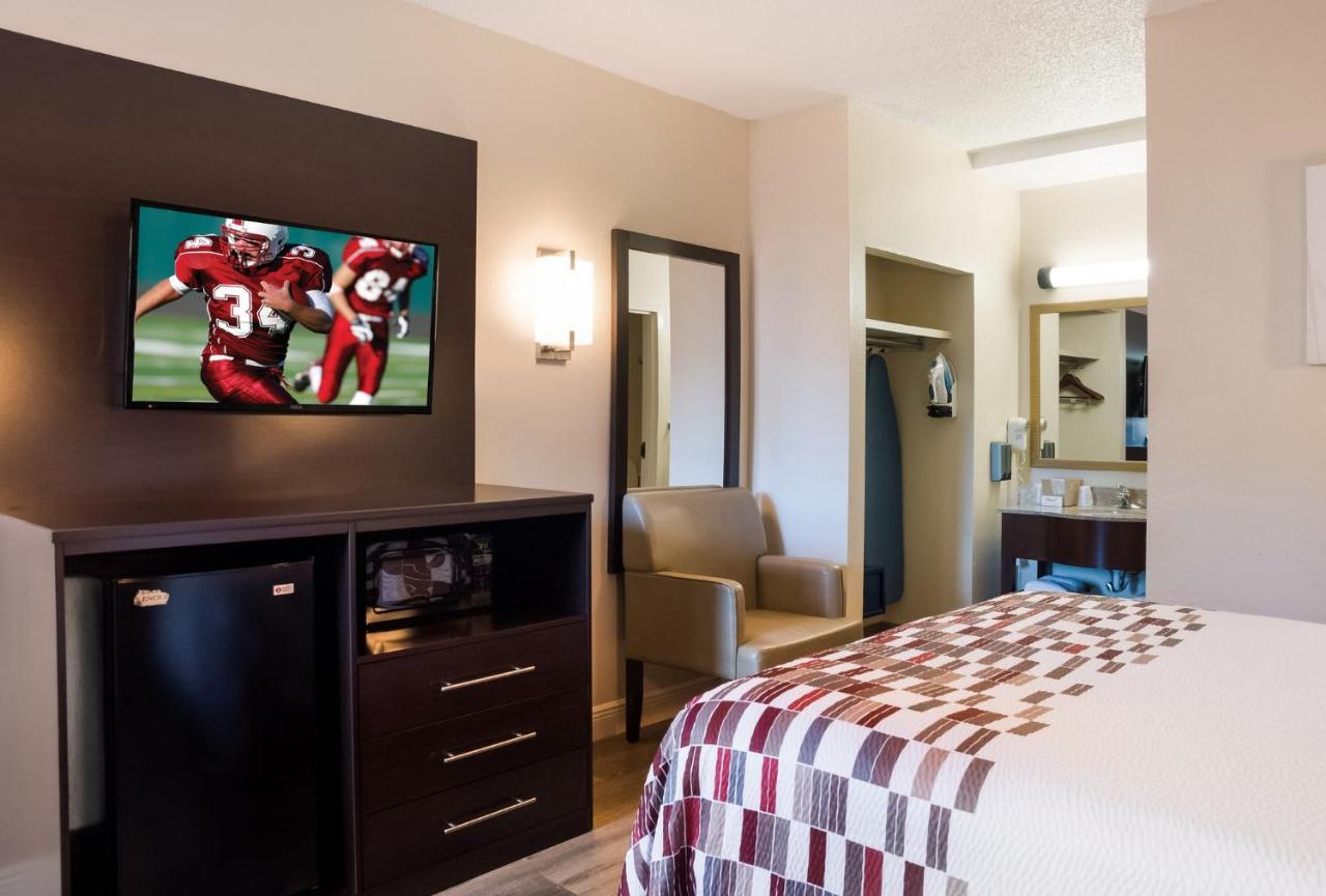 Deluxe Room with One Queen Bed Non-Smoking at Red Roof Inn Tupelo