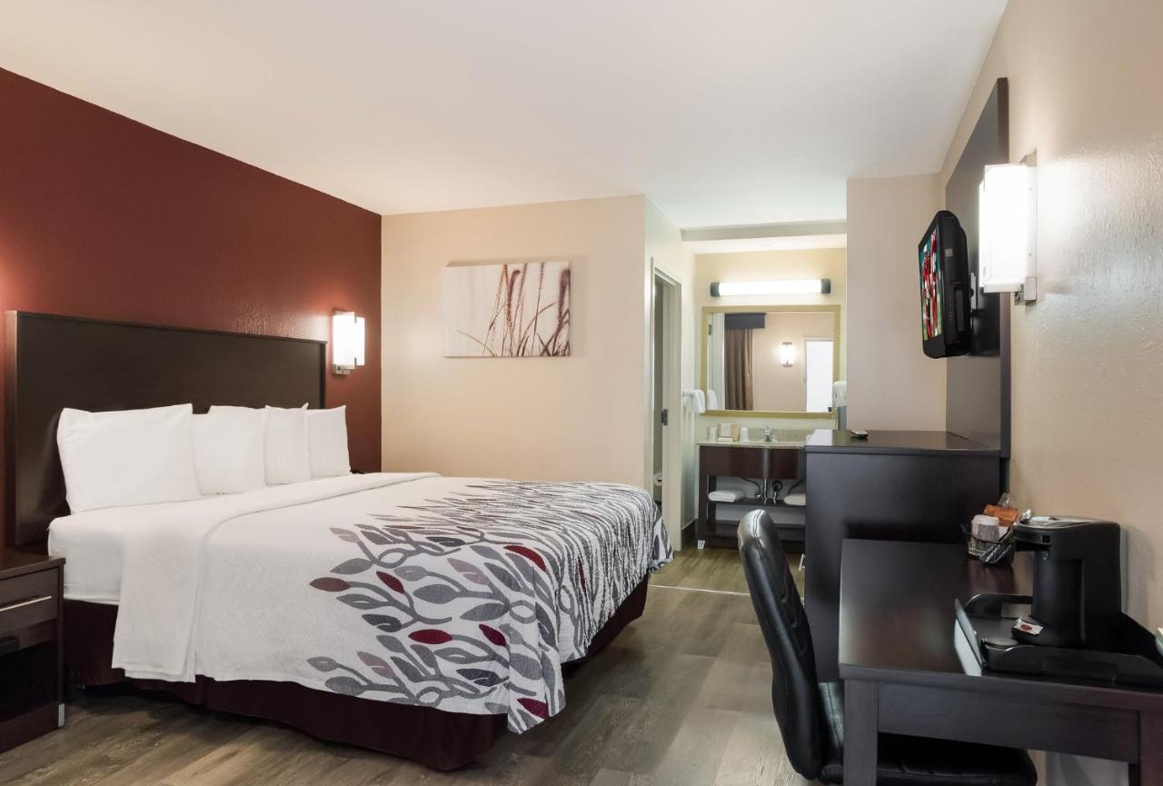 Superior King Room Non-Smoking at Red Roof Inn Tupelo