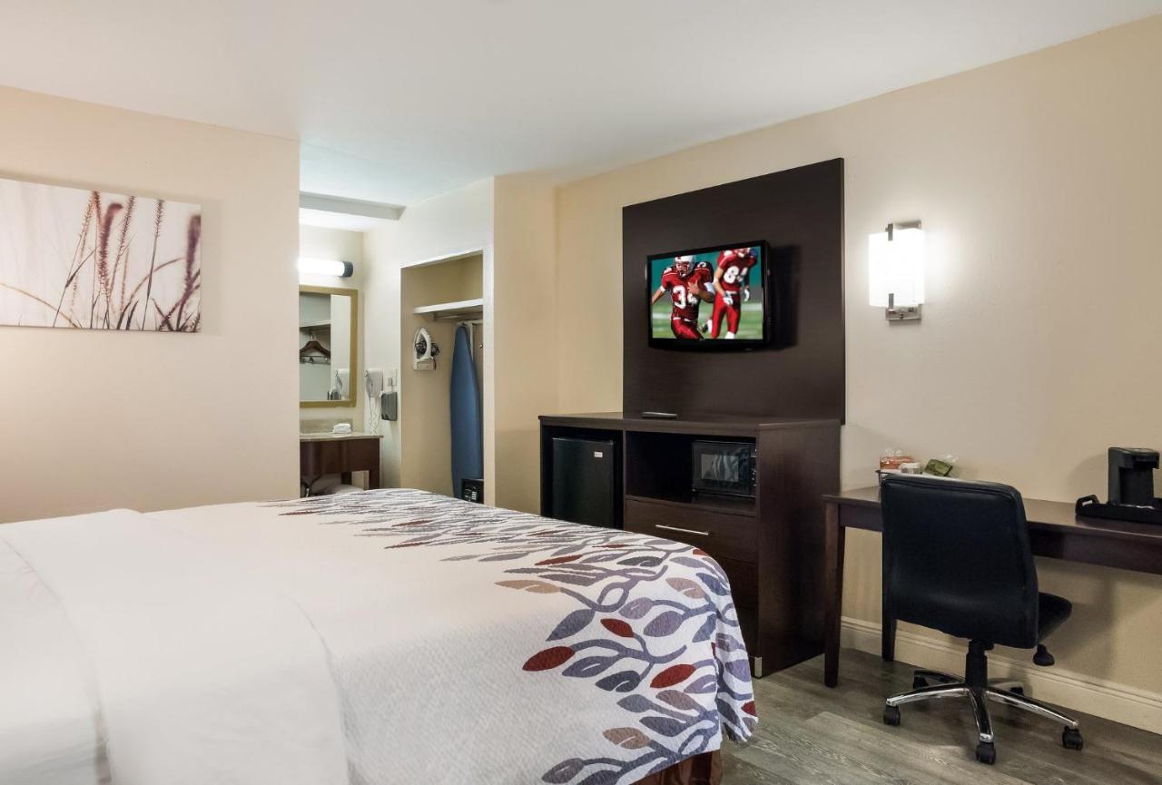 Superior King Room Non-Smoking at Red Roof Inn Tupelo