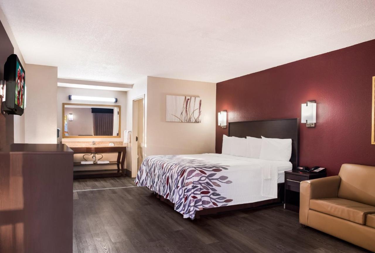 Superior King Room with Sofa Bed Non-Smoking at Red Roof Inn Tupelo