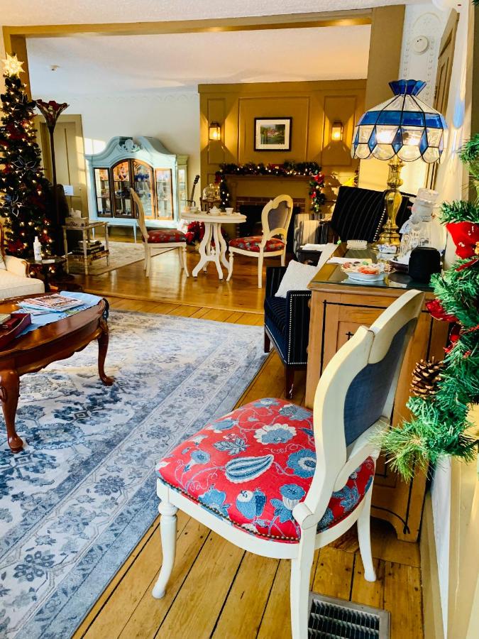 | Buttonwood Inn on Mount Surprise