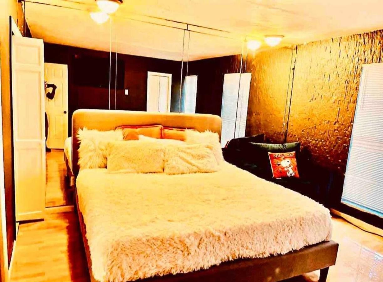 | Artsy TownHome*2 King Beds*Jacuzzi* MIN FRM BEACH!