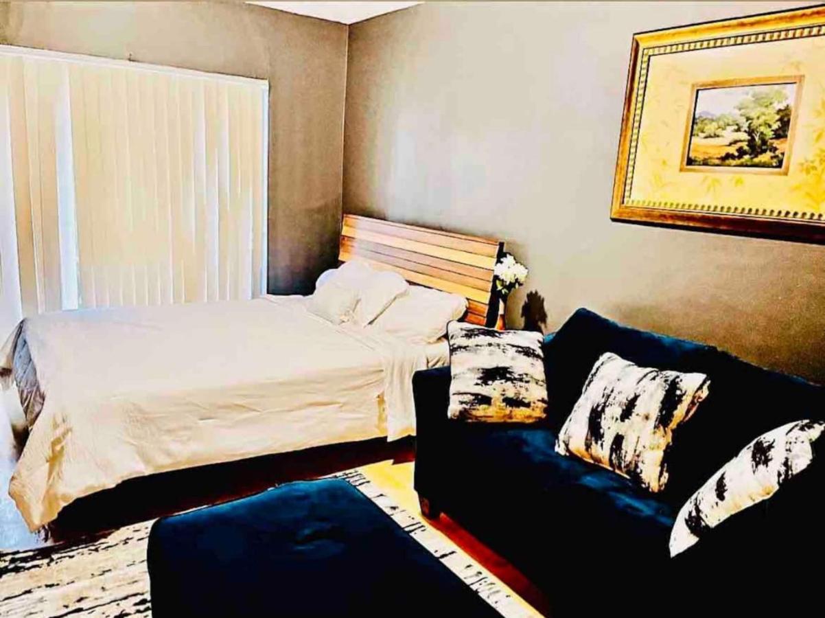 | Artsy TownHome*2 King Beds*Jacuzzi* MIN FRM BEACH!