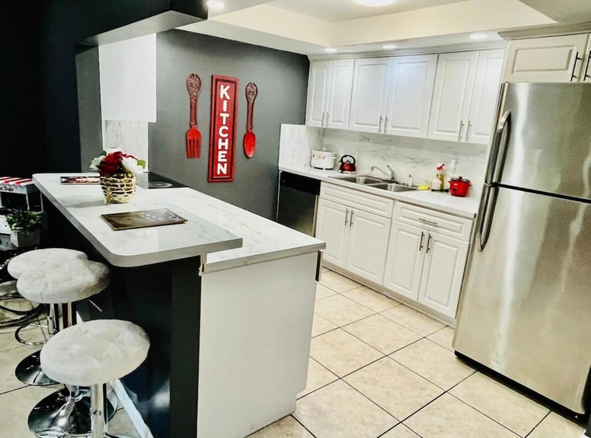 | Artsy TownHome*2 King Beds*Jacuzzi* MIN FRM BEACH!