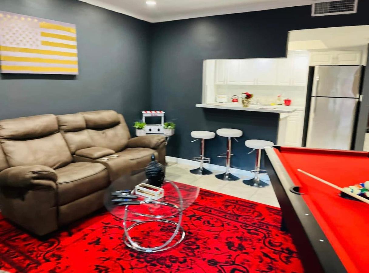 | Artsy TownHome*2 King Beds*Jacuzzi* MIN FRM BEACH!