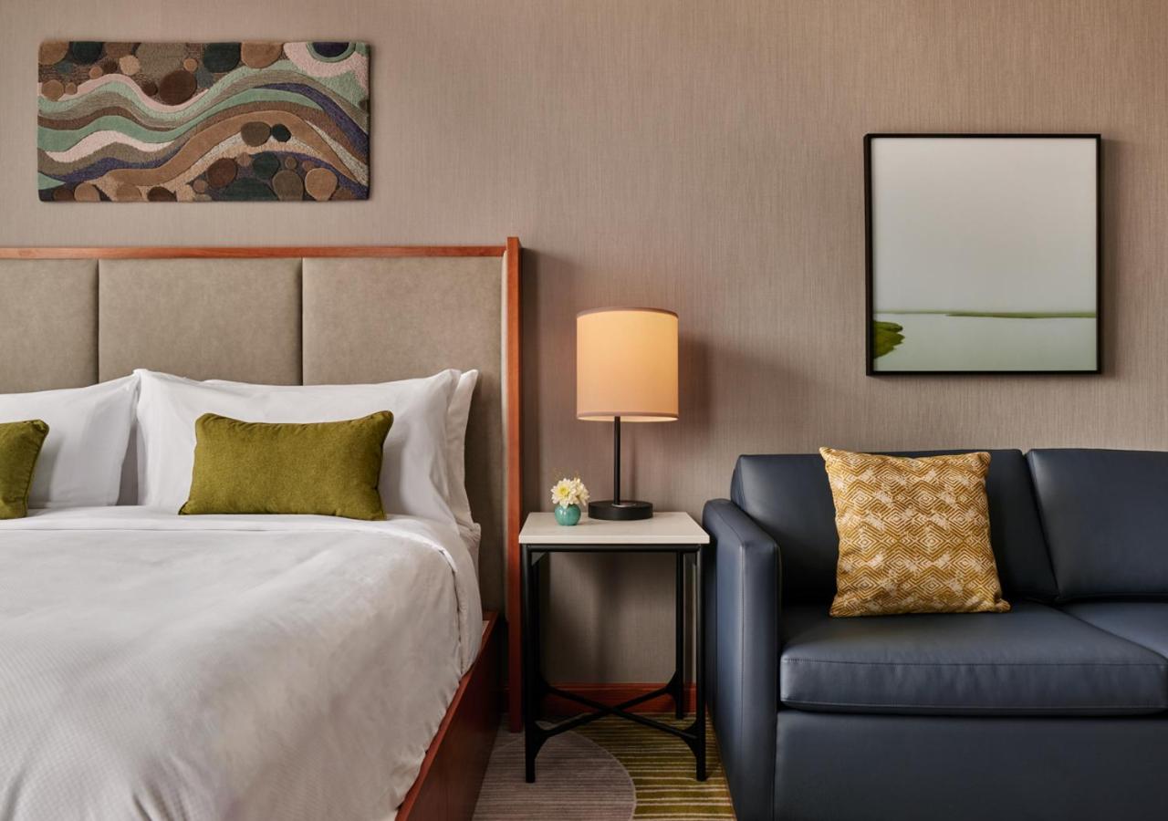 Deluxe King Room at Lockwood Hotel