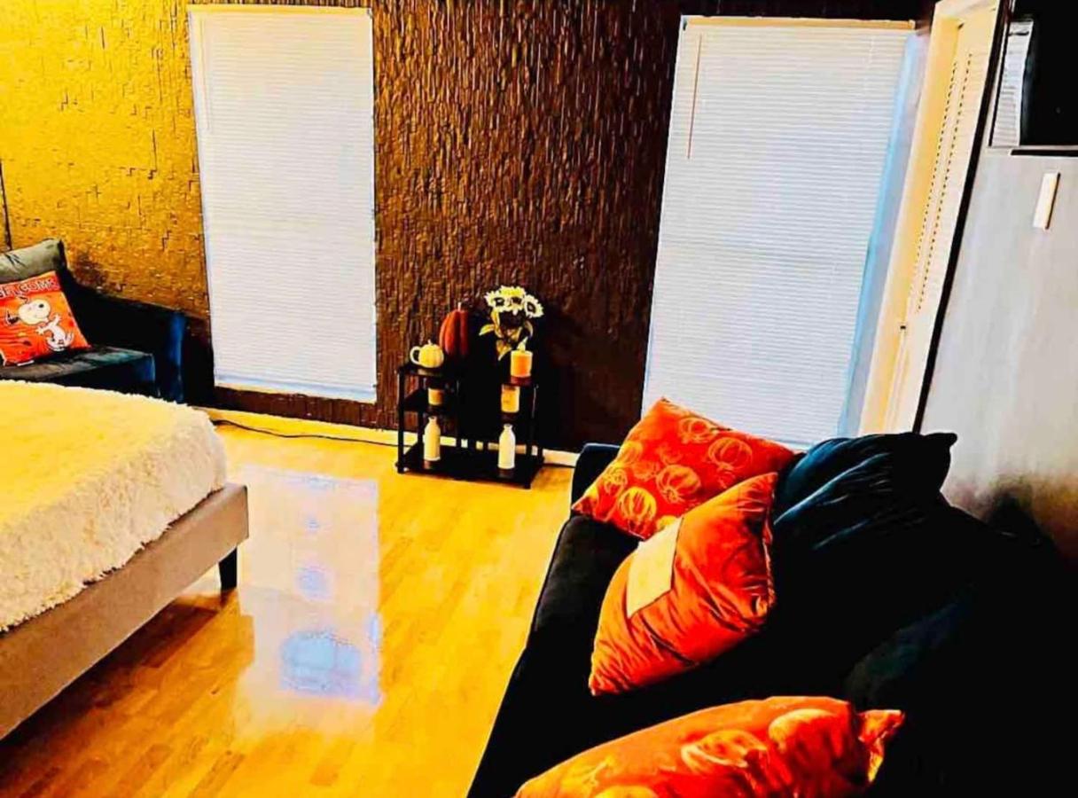 | Artsy TownHome*2 King Beds*Jacuzzi* MIN FRM BEACH!