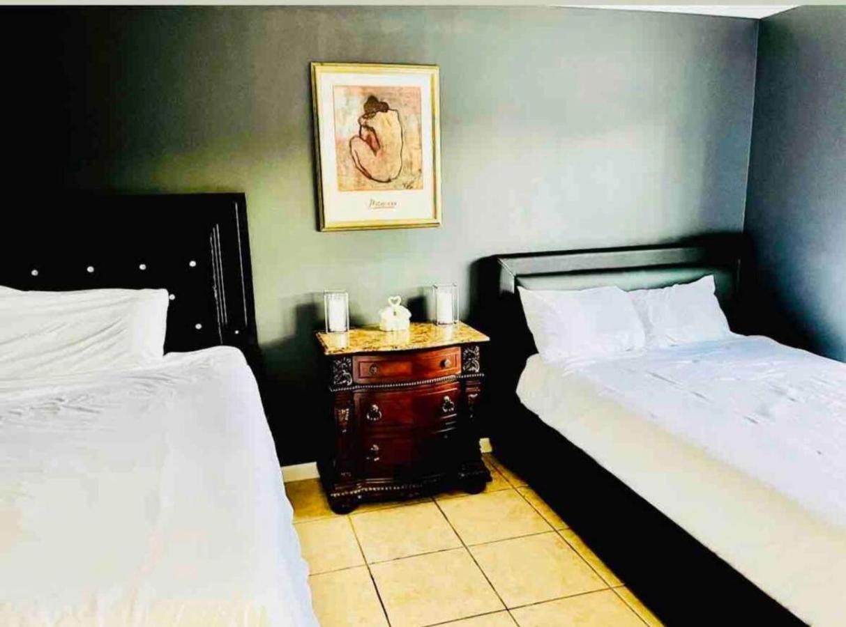 | Artsy TownHome*2 King Beds*Jacuzzi* MIN FRM BEACH!
