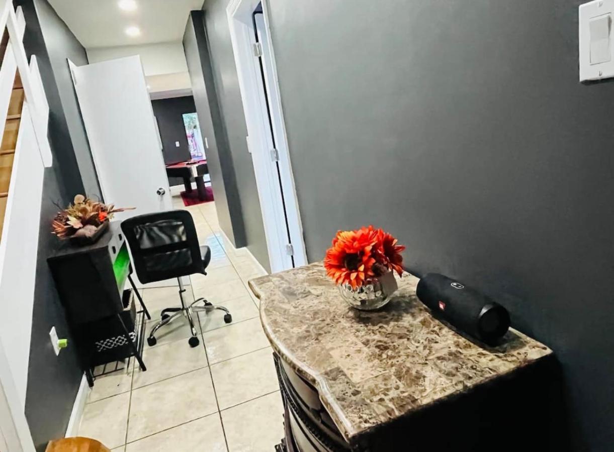 | Artsy TownHome*2 King Beds*Jacuzzi* MIN FRM BEACH!