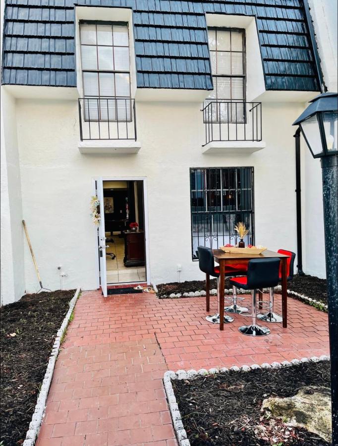 | Artsy TownHome*2 King Beds*Jacuzzi* MIN FRM BEACH!