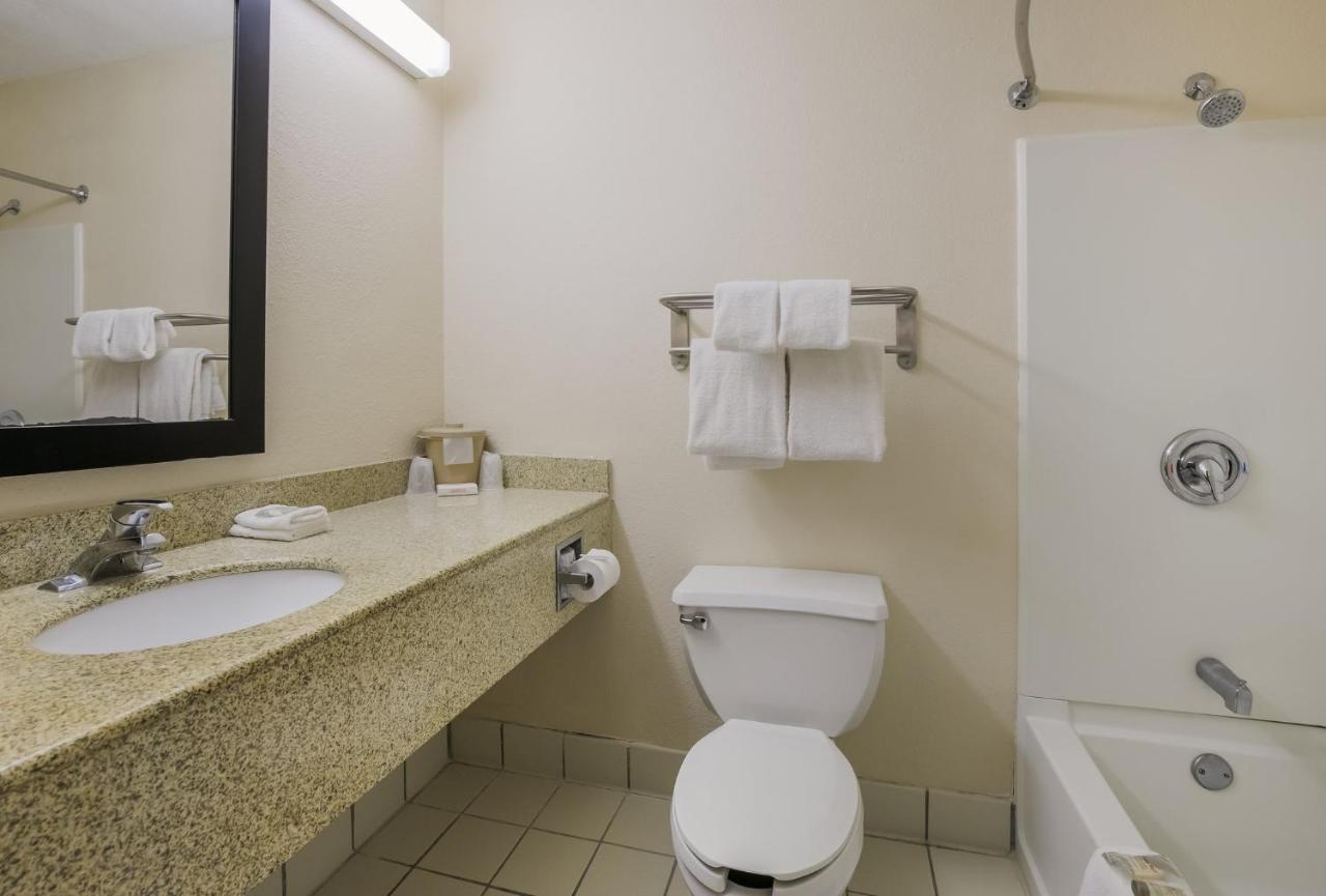 Superior King Room - Non-Smoking at Red Roof Inn & Suites Knoxville East