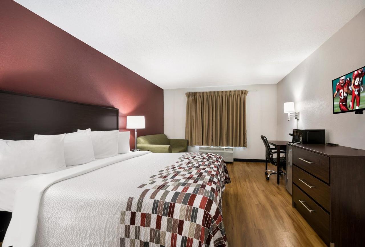 Superior King Room - Non-Smoking at Red Roof Inn & Suites Knoxville East