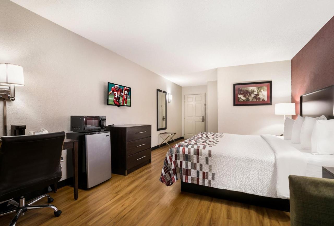 Superior King Room - Non-Smoking at Red Roof Inn & Suites Knoxville East