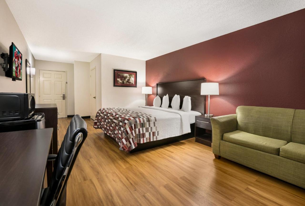Superior King Room - Non-Smoking at Red Roof Inn & Suites Knoxville East