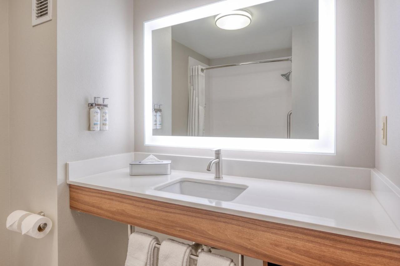 | Holiday Inn Express Hotel & Suites Thornburg-S. Fredericksburg, an IHG Hotel