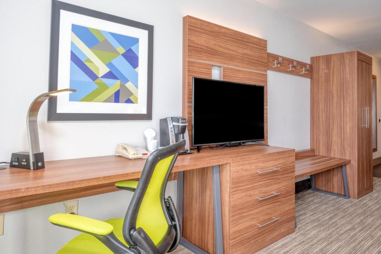 | Holiday Inn Express Hotel & Suites Thornburg-S. Fredericksburg, an IHG Hotel