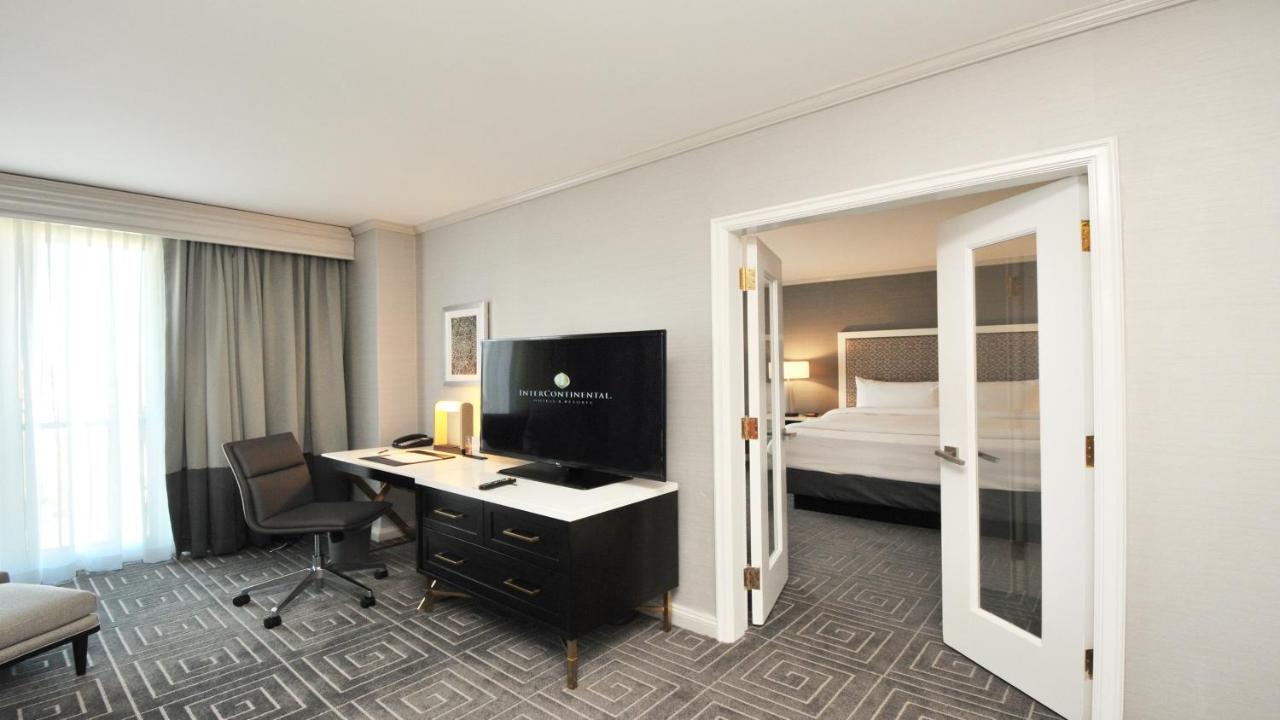 One-Bedroom King Suite with Balcony at InterContinental Kansas City at The Plaza by IHG