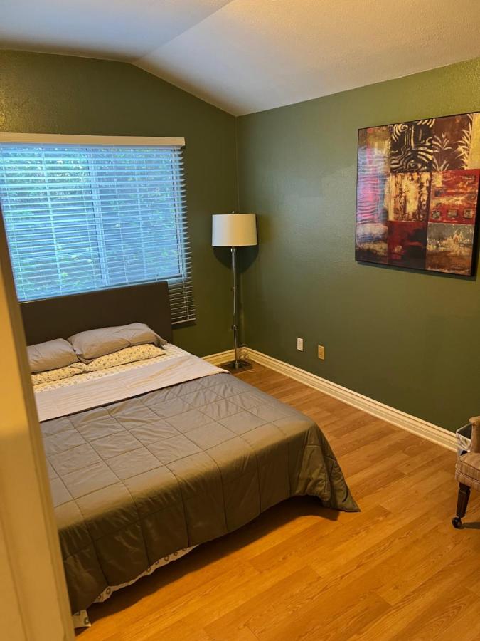 | Private 2 bedroom 1 bath guest house close to Universl and HW sleeps 5