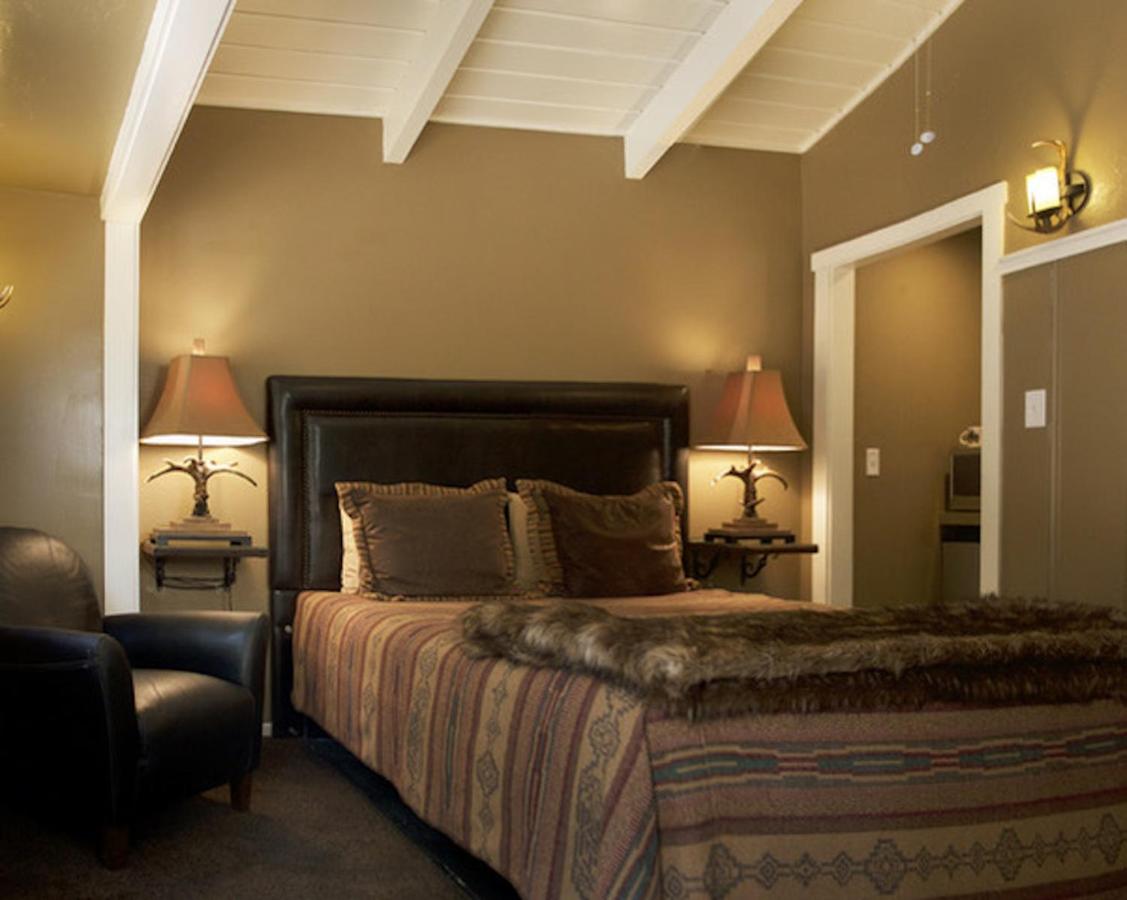  | Silver Pines Lodge