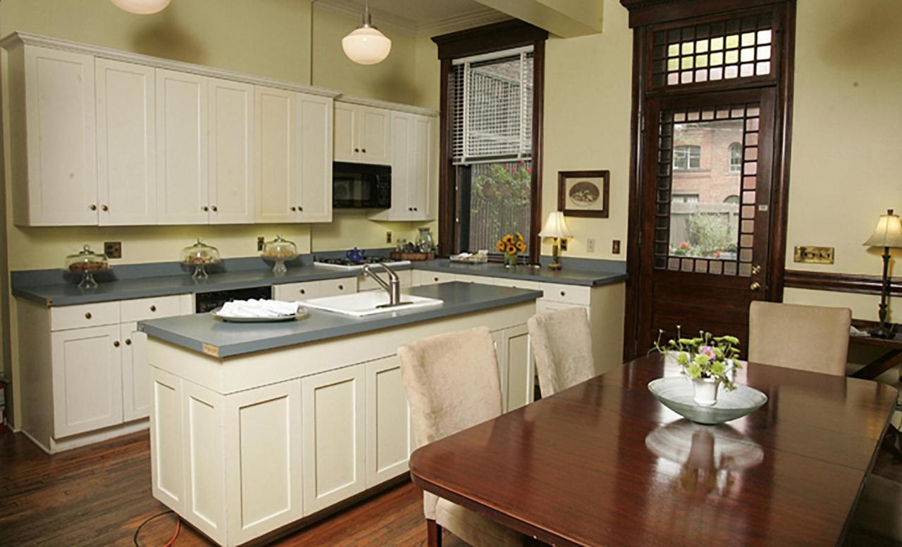| Morgan State House Inn