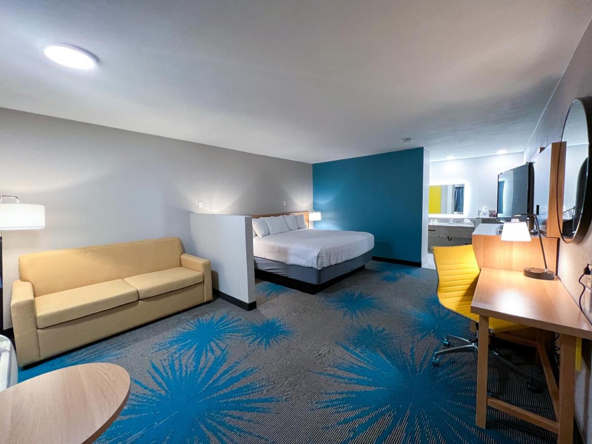 | Days Inn & Suites by Wyndham Santa Rosa