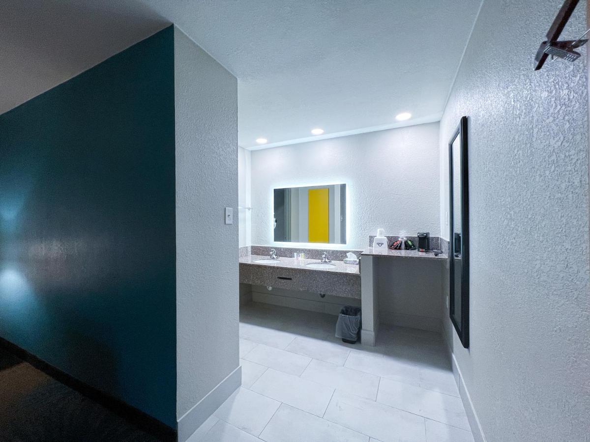 | Days Inn & Suites by Wyndham Santa Rosa
