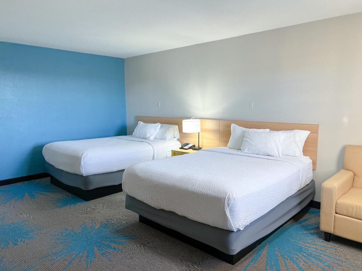 | Days Inn & Suites by Wyndham Santa Rosa