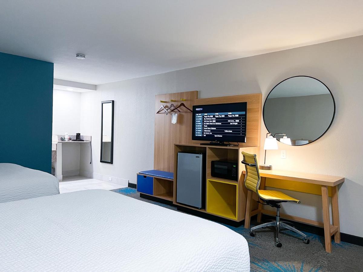 | Days Inn & Suites by Wyndham Santa Rosa