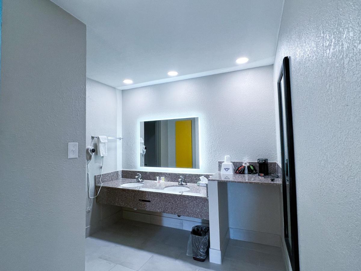 | Days Inn & Suites by Wyndham Santa Rosa