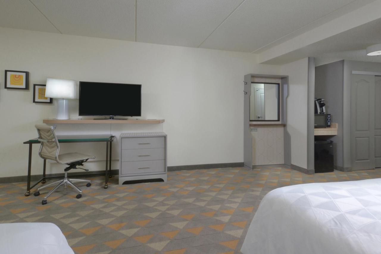 Queen Room with Two Queen Beds - Disability Access Tub at Holiday Inn Raleigh-Durham Airport by IHG