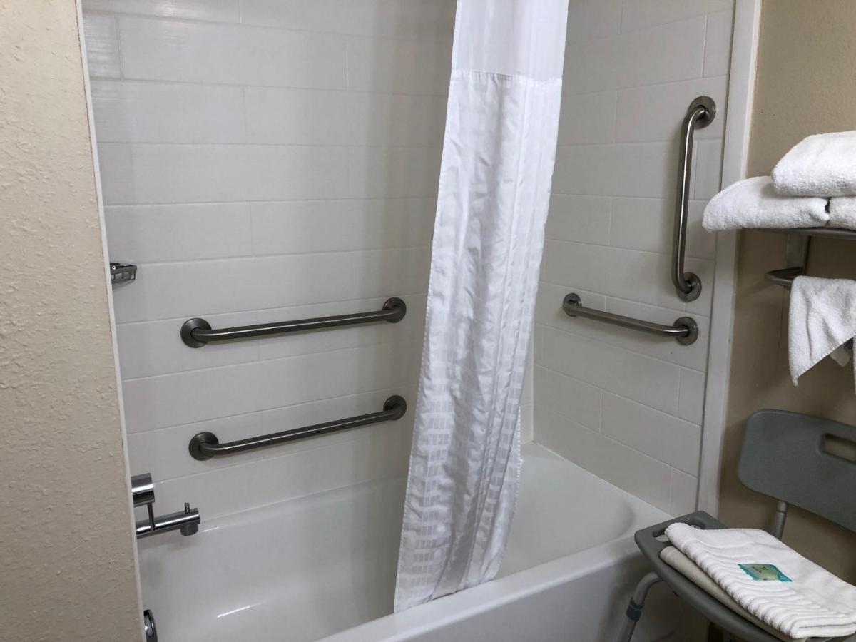 1 King Bed, Mobility Accessible Room, Bathtub w/ Grab Bars, Non-Smoking at Wingate by Wyndham Grove City