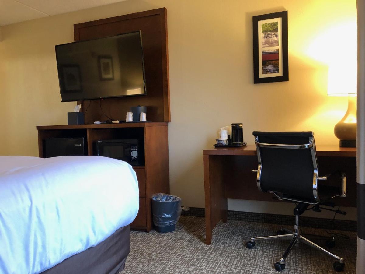 1 King Bed, Mobility Accessible Room, Bathtub w/ Grab Bars, Non-Smoking at Wingate by Wyndham Grove City
