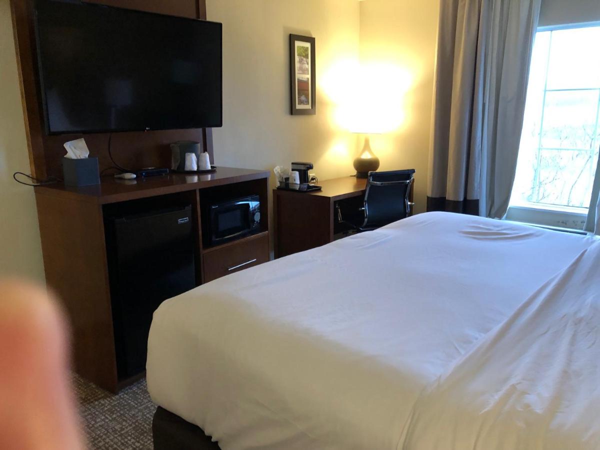 1 King Bed, Mobility Accessible Room, Bathtub w/ Grab Bars, Non-Smoking at Wingate by Wyndham Grove City