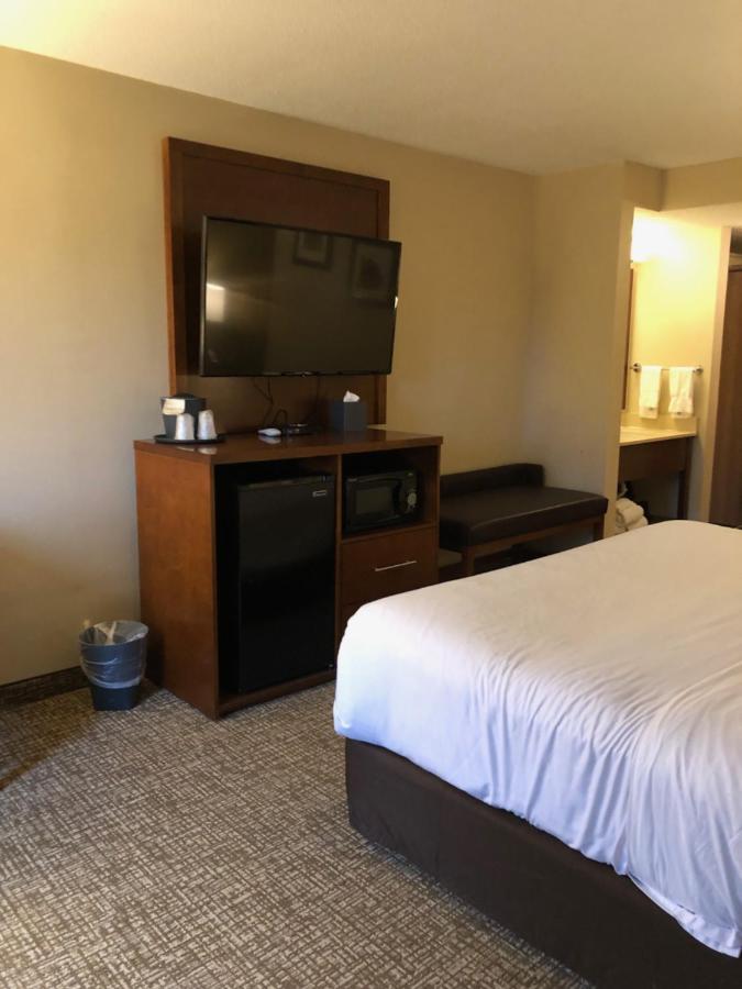King Room - Non-Smoking at Wingate by Wyndham Grove City