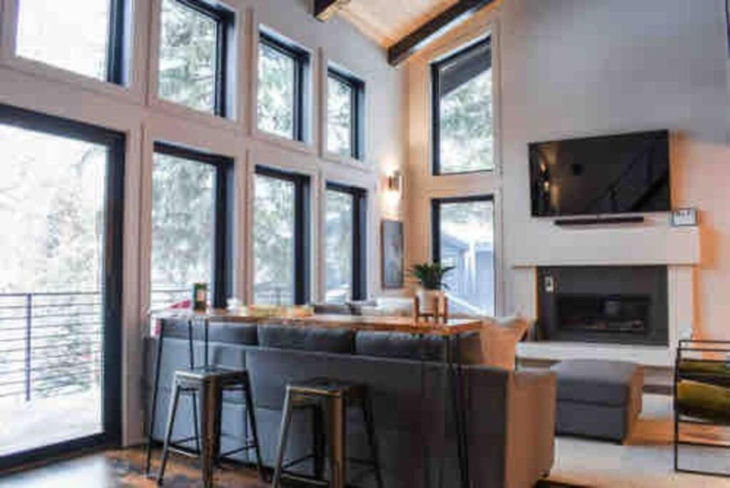 | Wapo Contemporary 4BD with Hot tub