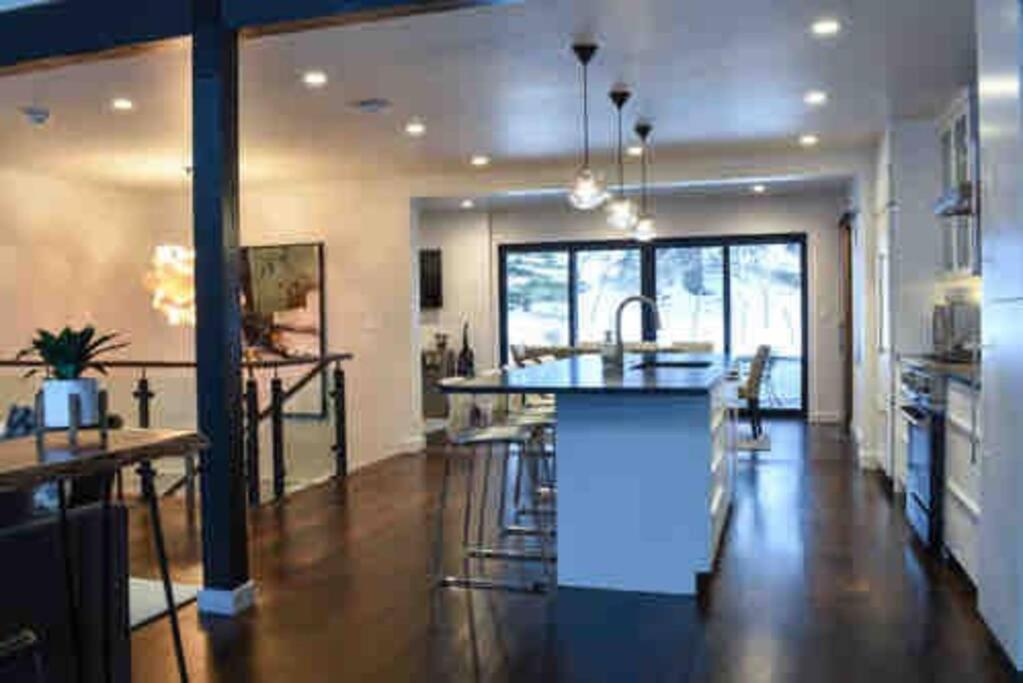 | Wapo Contemporary 4BD with Hot tub