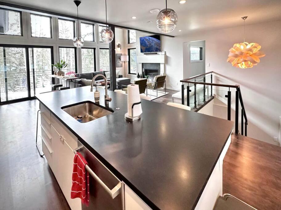 | Wapo Contemporary 4BD with Hot tub